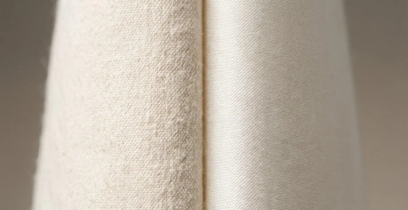 Comparaison tactile entre tissu en coton biologique et viscose de bambou pour bébé