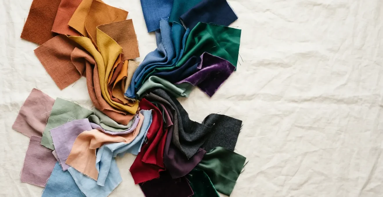 Palette de couleurs harmonieuses disposées selon les saisons colorimétriques pour sublimer chaque carnation