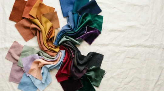 Palette de couleurs harmonieuses disposées selon les saisons colorimétriques pour sublimer chaque carnation