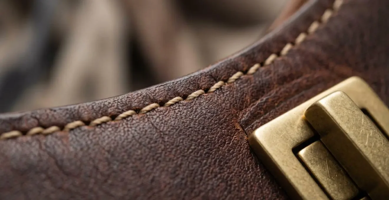 Gros plan sur les détails d'un sac en cuir de qualité, focus sur les finitions et la matière, illustrant l'analyse des critères de désirabilité