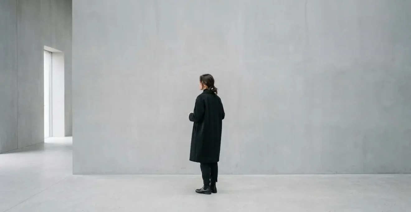 Scène minimaliste illustrant le concept d'espace négatif dans une composition vestimentaire