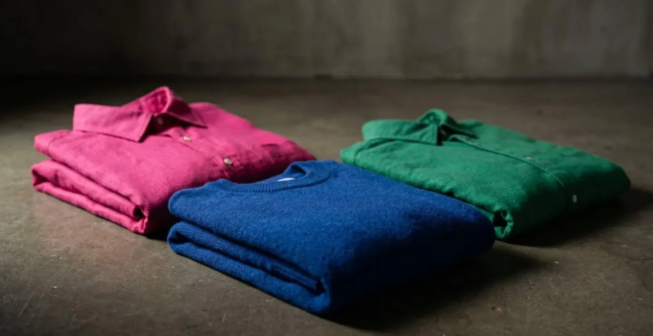 Trio harmonieux de vêtements dans des couleurs coordonnées illustrant une palette capsule cohérente