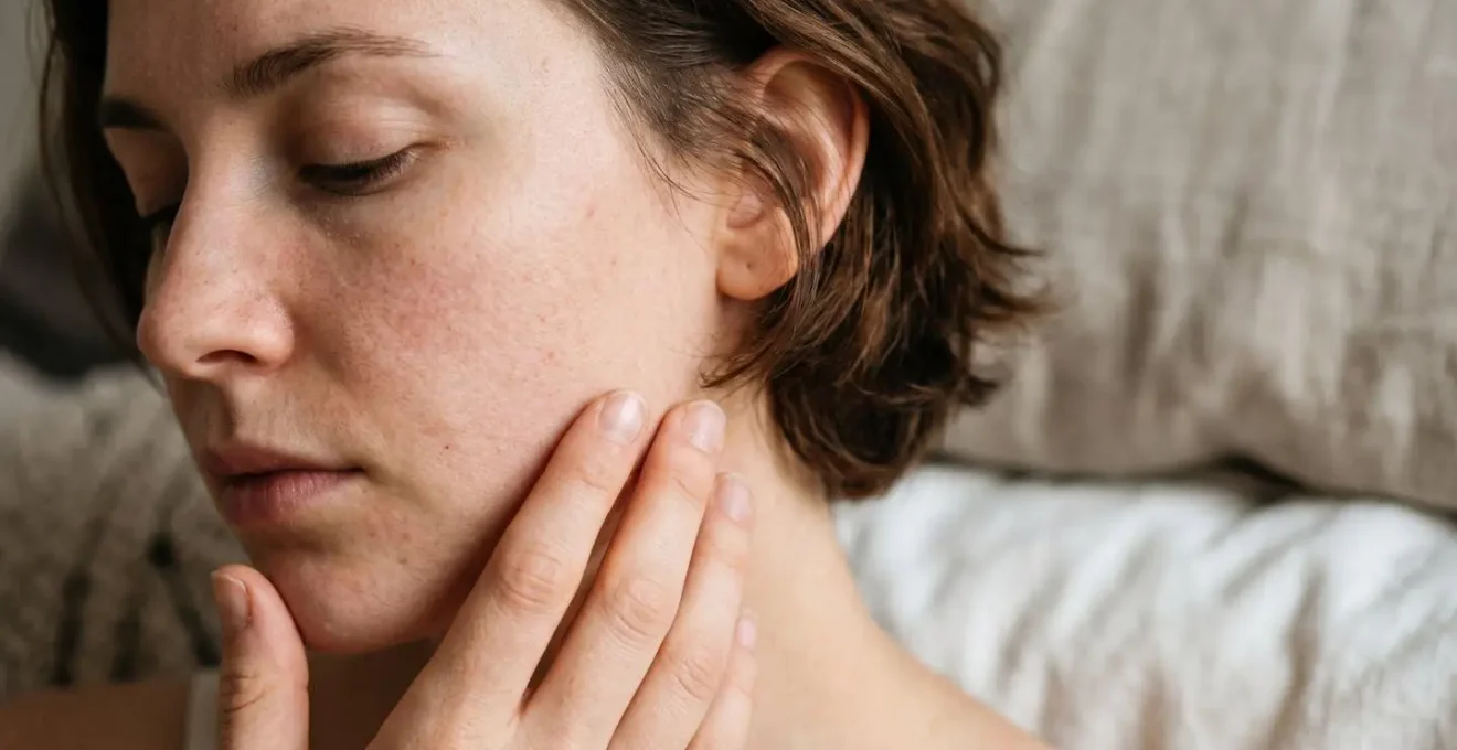 Portrait émotionnel en gros plan d'une peau sensible avec toucher délicat