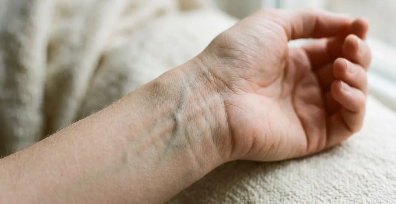 Gros plan sur un poignet en lumière naturelle montrant les veines pour déterminer le sous-ton de peau
